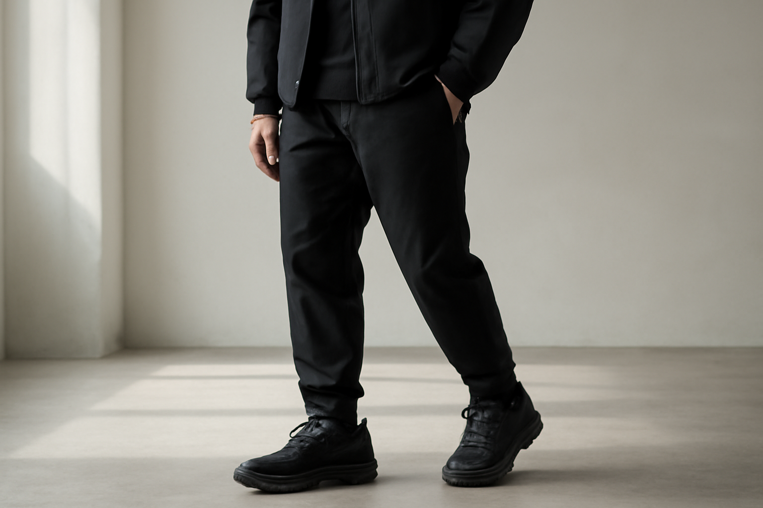 tenue urbaine sombre avec sneakers techniques