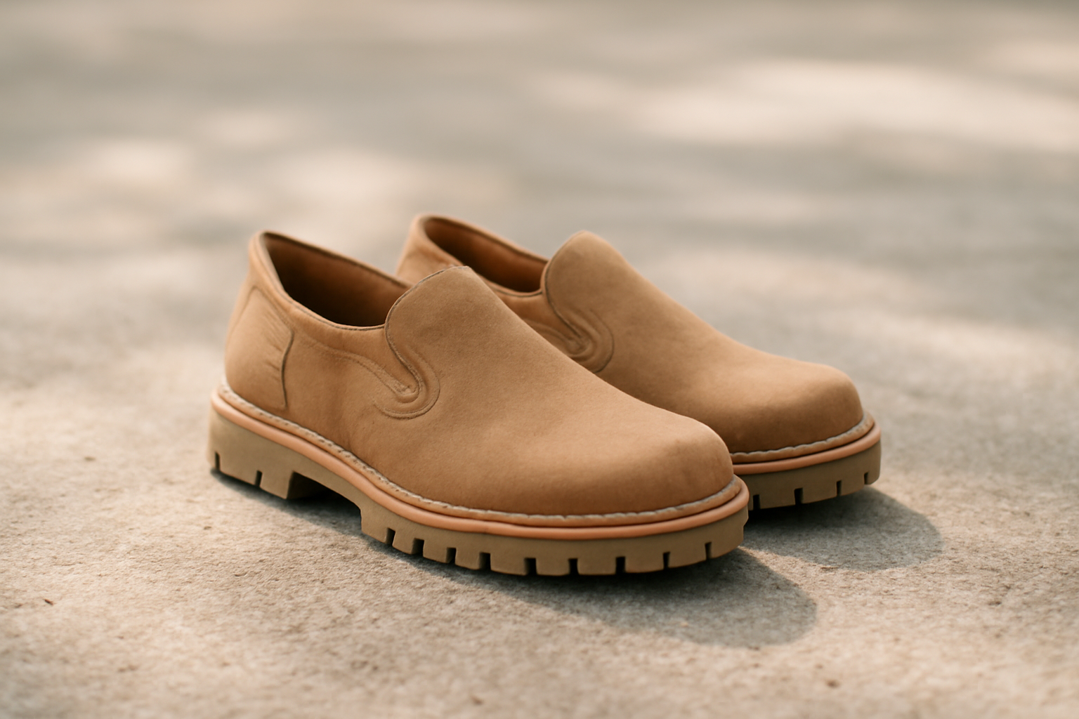 annie-chausseur-merrell-jungle-moc-explication chaussures slip-on robustes posées sur sol extérieur