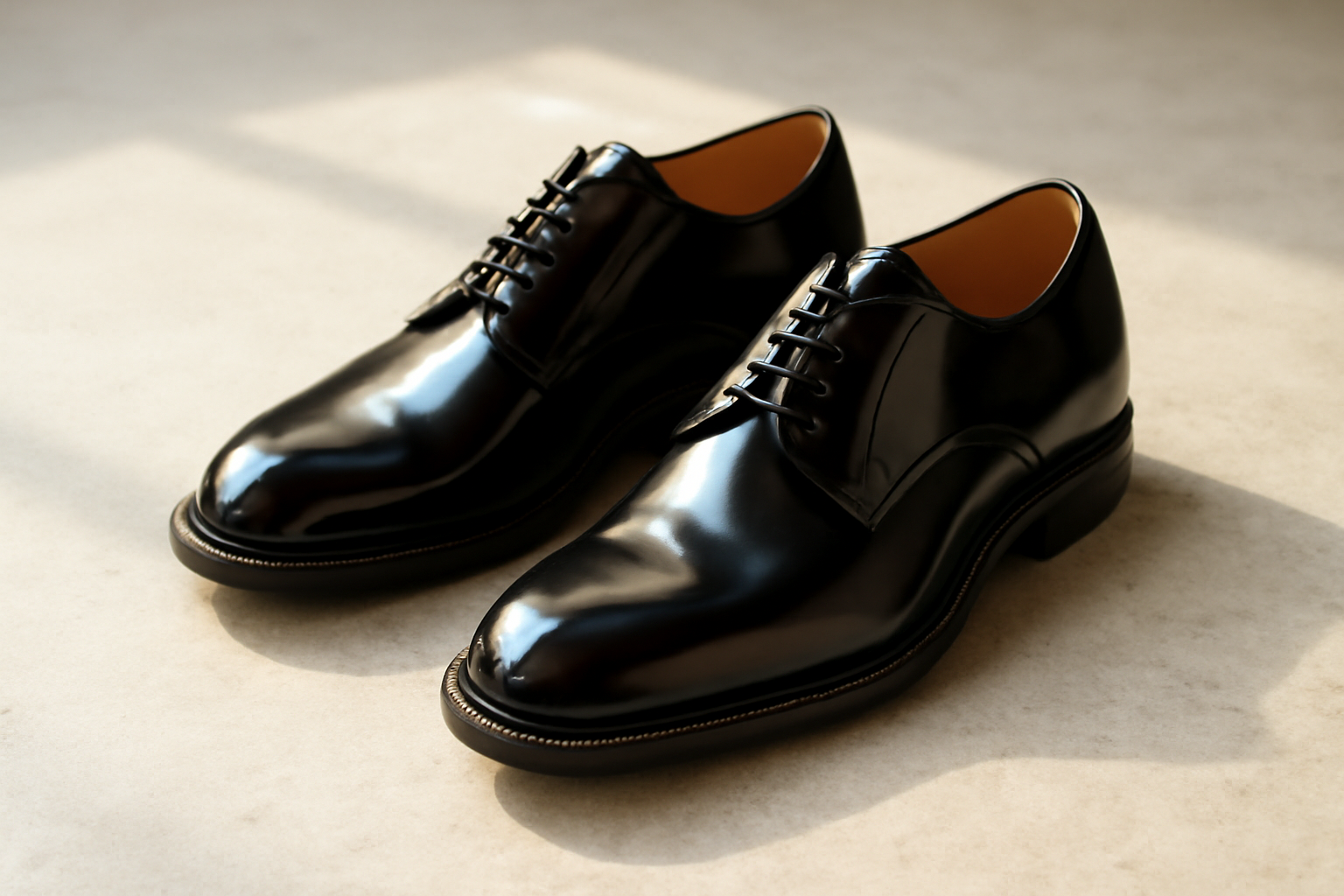 annie-chausseur-sanders-hi-shine-derby-explication chaussures derby brillantes posées sur sol béton