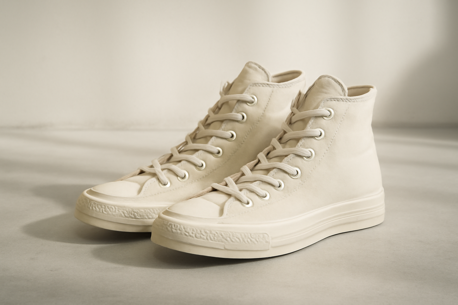 sneakers montantes en toile posées sur sol