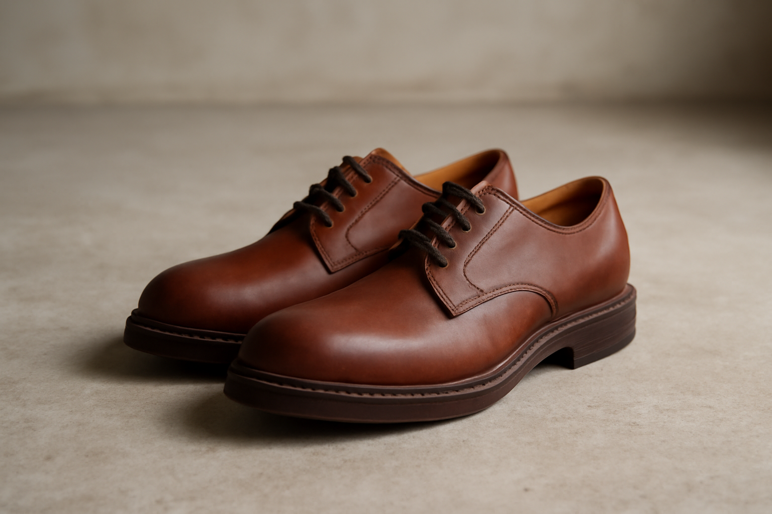annie-chausseur-kleman-frodan-derby-explication chaussures derby robustes posées sur sol béton