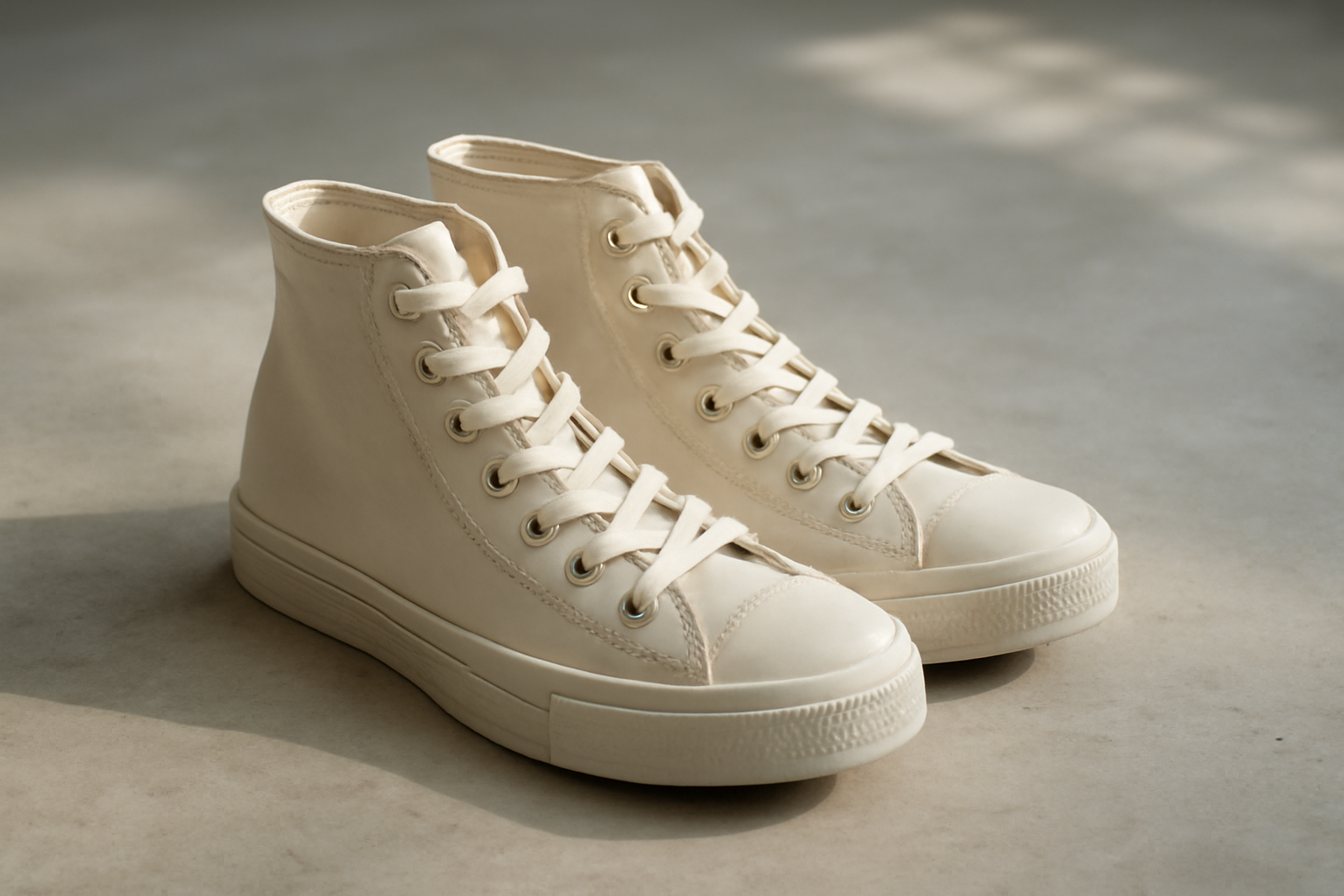 annie-chausseur-novesta-star-dribble-explication sneakers montantes en toile posées sur sol béton