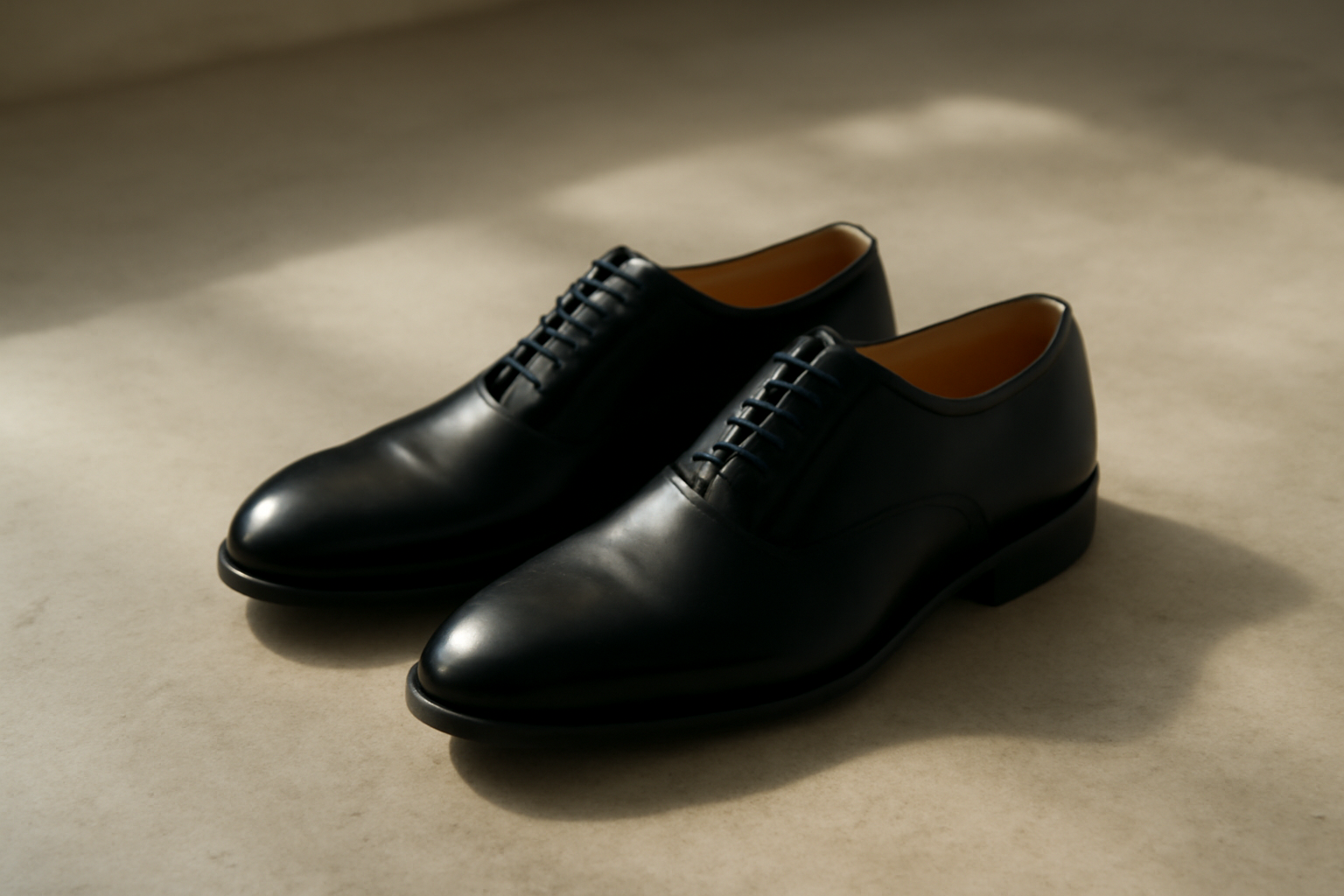 annie-chausseur-kleman-padror-noir-explication chaussures en cuir noir posées sur sol béton