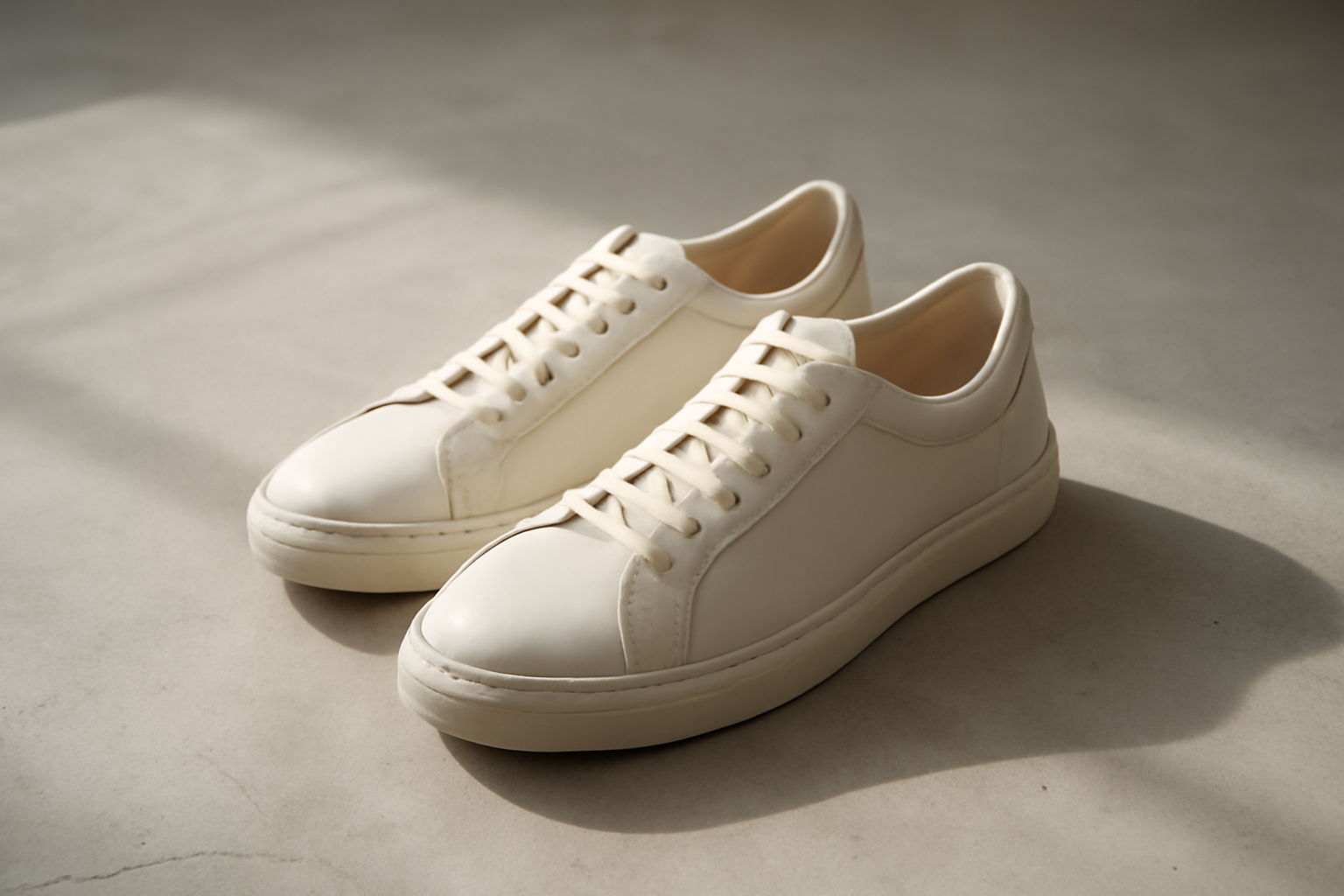 annie-chausseur-novesta-marathon-leather-explication sneakers en cuir posées sur sol béton
